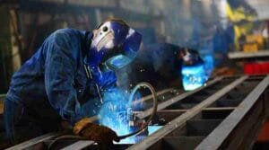 Read more about the article Strong manufacturing boosts the economy by 2.5%, to strike a balanced inflation rate