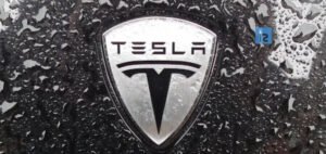 Read more about the article Tesla’s skyrocketing share prices draw in investors.
