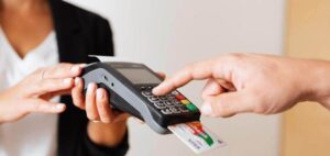 Read more about the article Should You Go With A Merchant Account Provider Or A Third-Party Processor?
