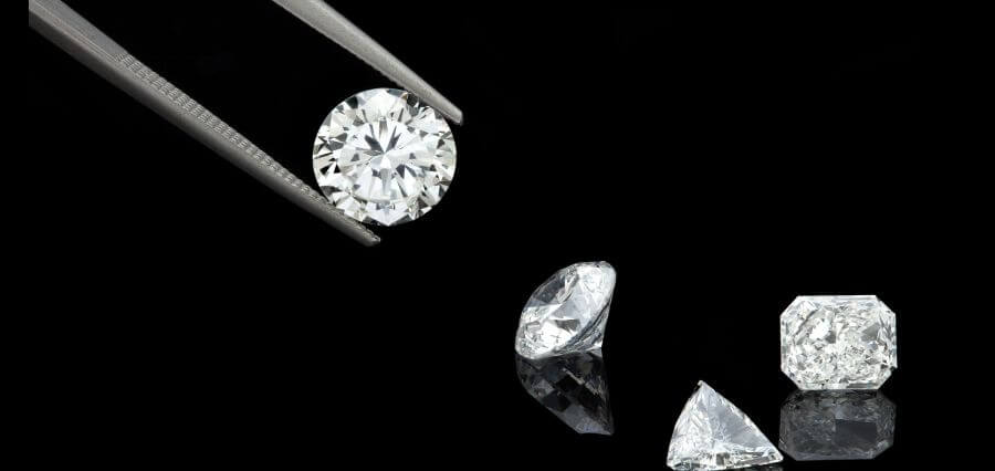 You are currently viewing The Stunning Sparkle of Moissanite: Is It the Same as a Diamond?