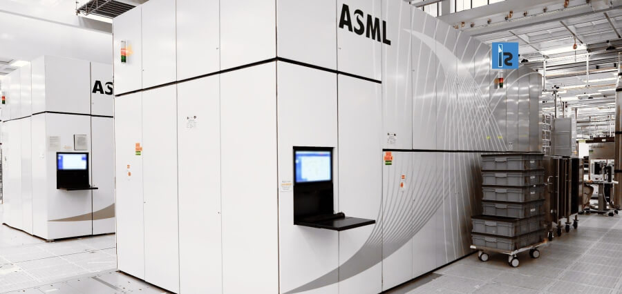 You are currently viewing ASML Reports Profit Rise, Warns of Flat 2024 Market