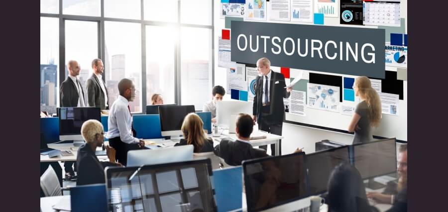 You are currently viewing Comparing Outsourcing and Outstaffing: Key Distinction